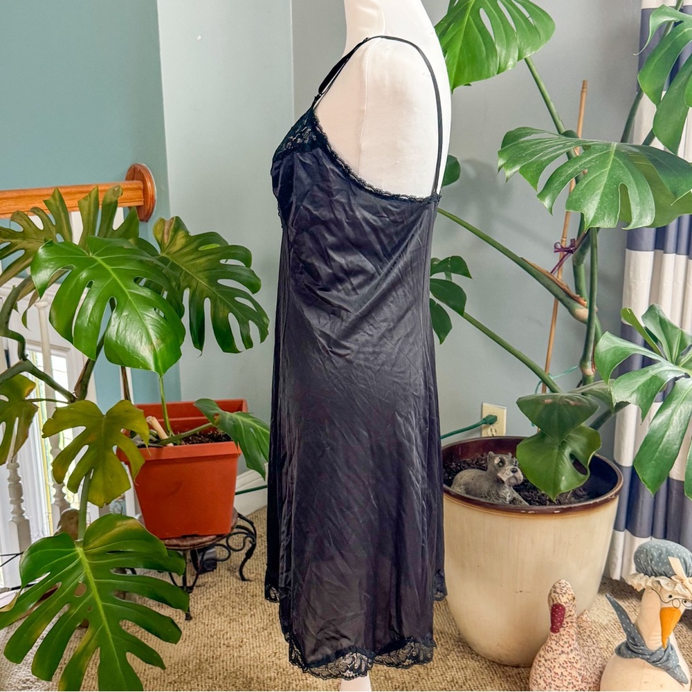 Elegant Black Lace Nightgown Pure Luxury - Picture 4 of 9